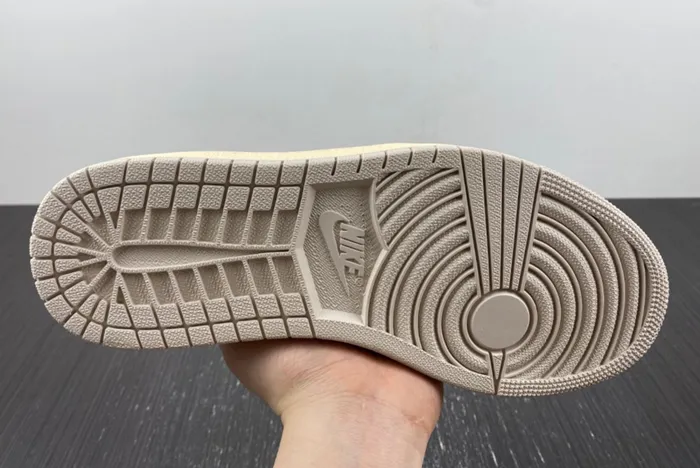 Travis Scott x Air Jordan 1 Low DM7866-102