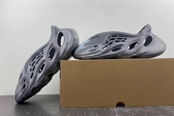 YZY FOAM RUNNER MX Granite IE4931