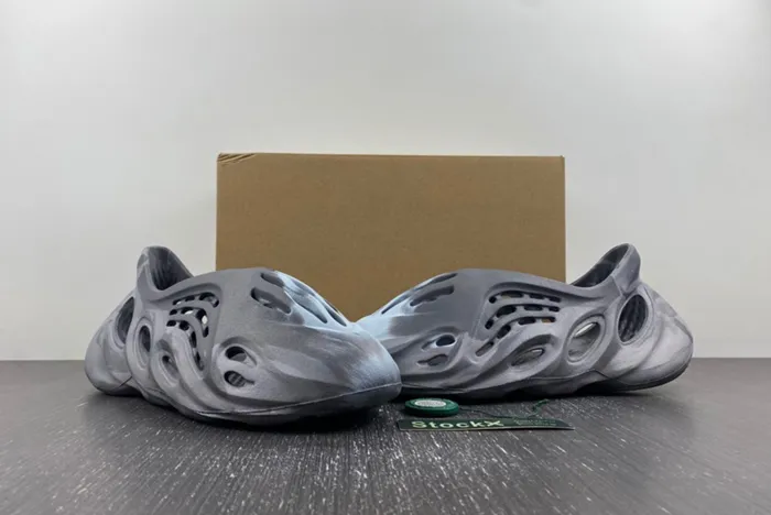 YZY FOAM RUNNER MX Granite IE4931